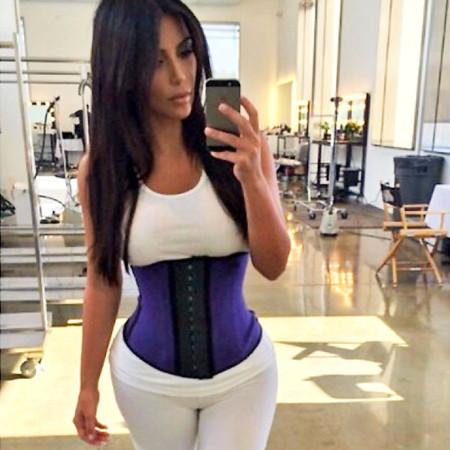 Selfie Kim Kardashian in palestra con il corsetto waist trainer